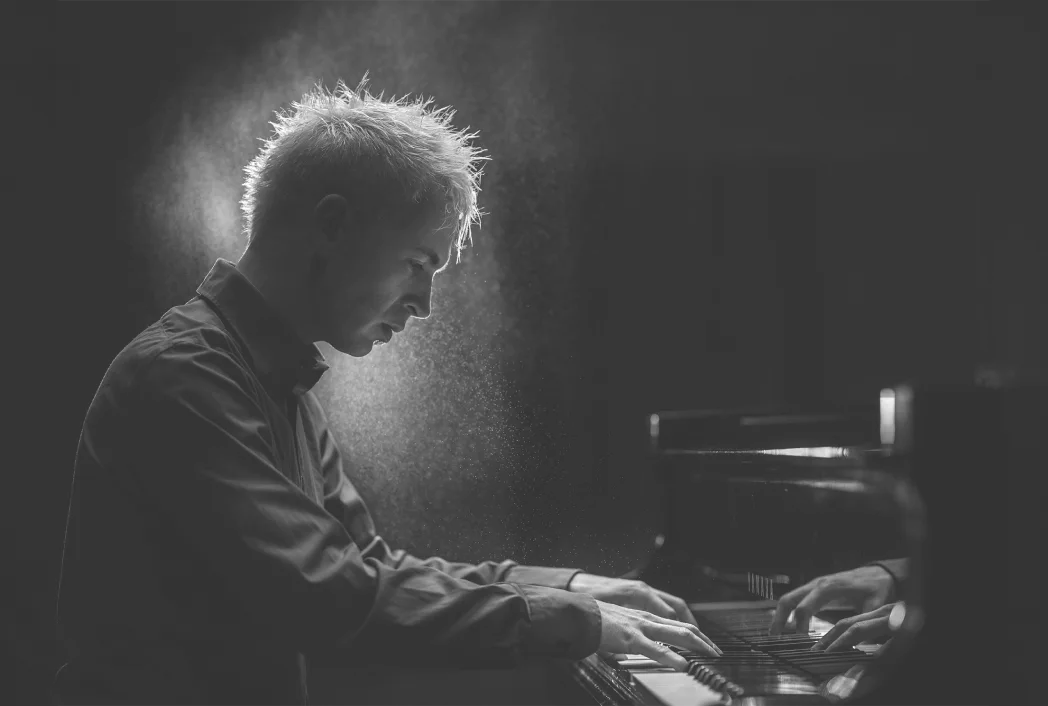 Miquel Tejada playing the piano